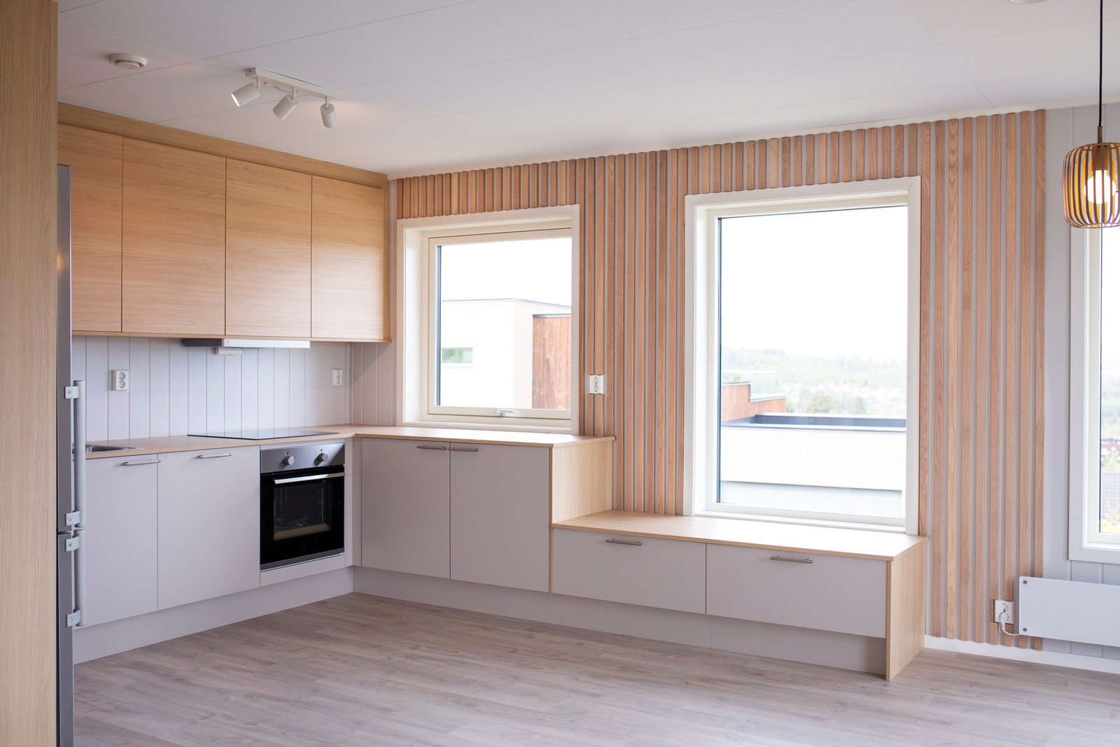 Fullt utstyrt kjøkken med integrerte hvitevarer – alt du trenger for et praktisk opphold. Koselig sittebenk integrert. Galleribilde