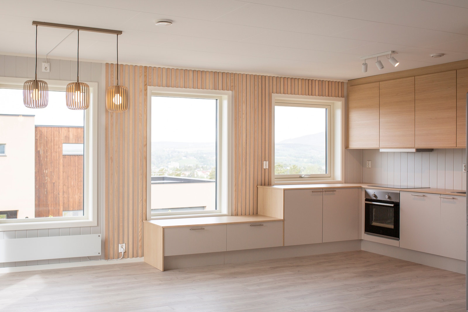 Fullt utstyrt kjøkken med integrerte hvitevarer – alt du trenger for et praktisk opphold. Galleribilde