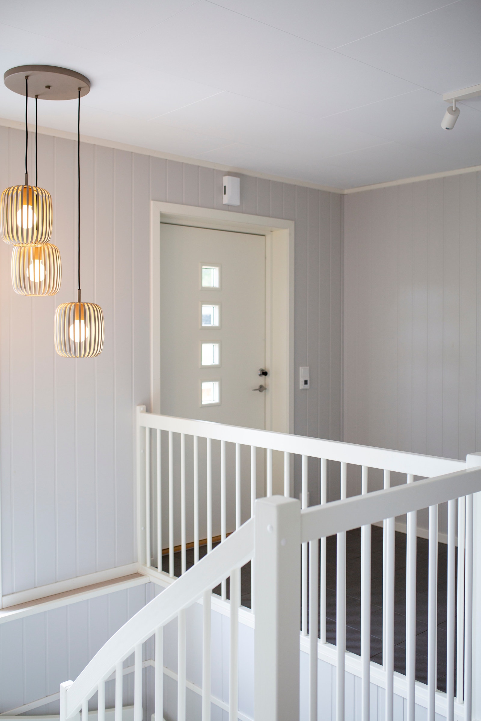 Stor åpen gang med garderobeskap. Galleribilde