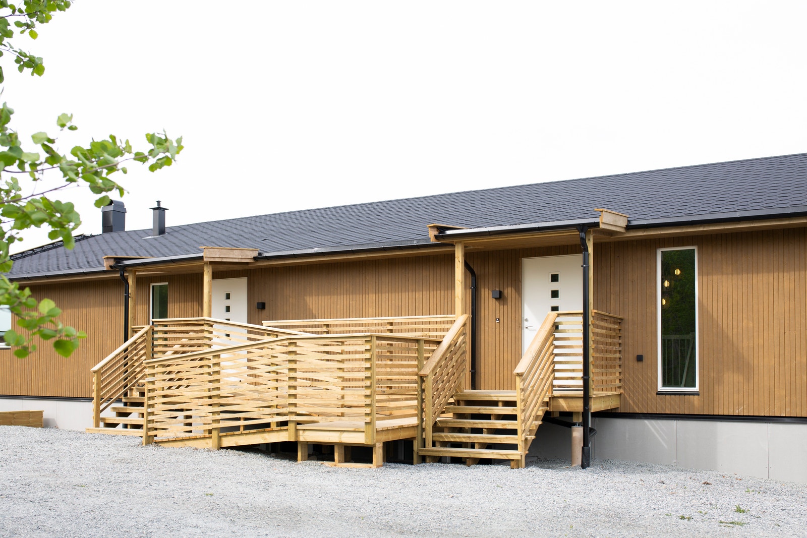 Inngangsparti på oversiden. Amundia har begge boligene til utleie. De er identiske innvendig, kun speilvendte. Galleribilde