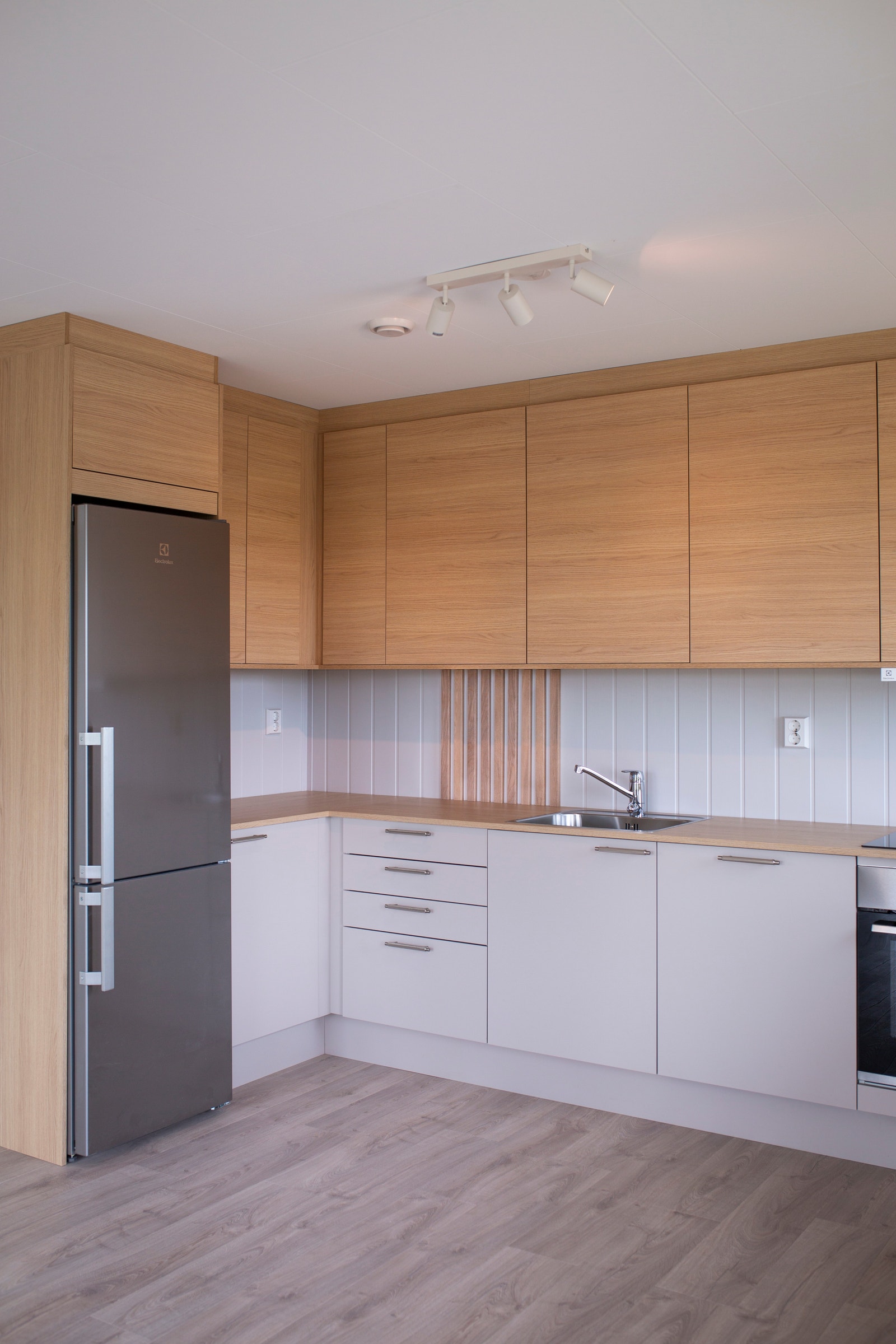 Fullt utstyrt kjøkken med integrerte hvitevarer – alt du trenger for et praktisk opphold Galleribilde