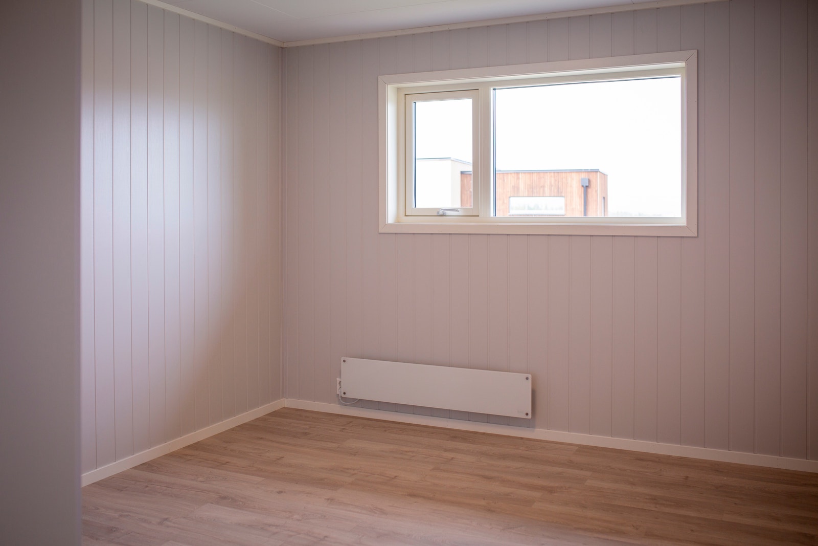 Store soverom utstyr med to enkeltsenger som kan settes sammen til dobbeltseng hvis ønskelig. Lystette persienner og gode senger. Galleribilde