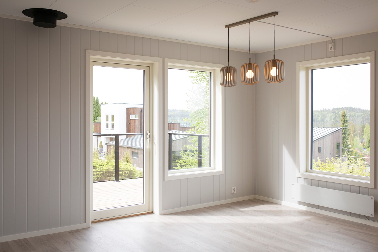 Lys og trivelig stue med komfortabel sofa, smart-TV og store vinduer som gir godt lysinnslipp. Galleribilde