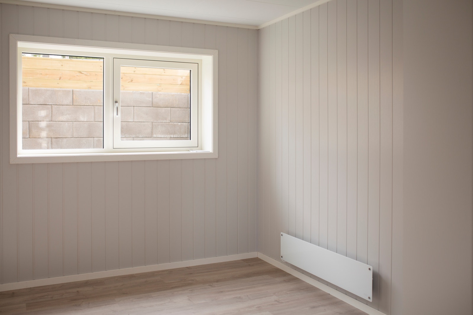 Store soverom utstyr med to enkeltsenger som kan settes sammen til dobbeltseng hvis ønskelig. Lystette persienner og gode senger. Galleribilde