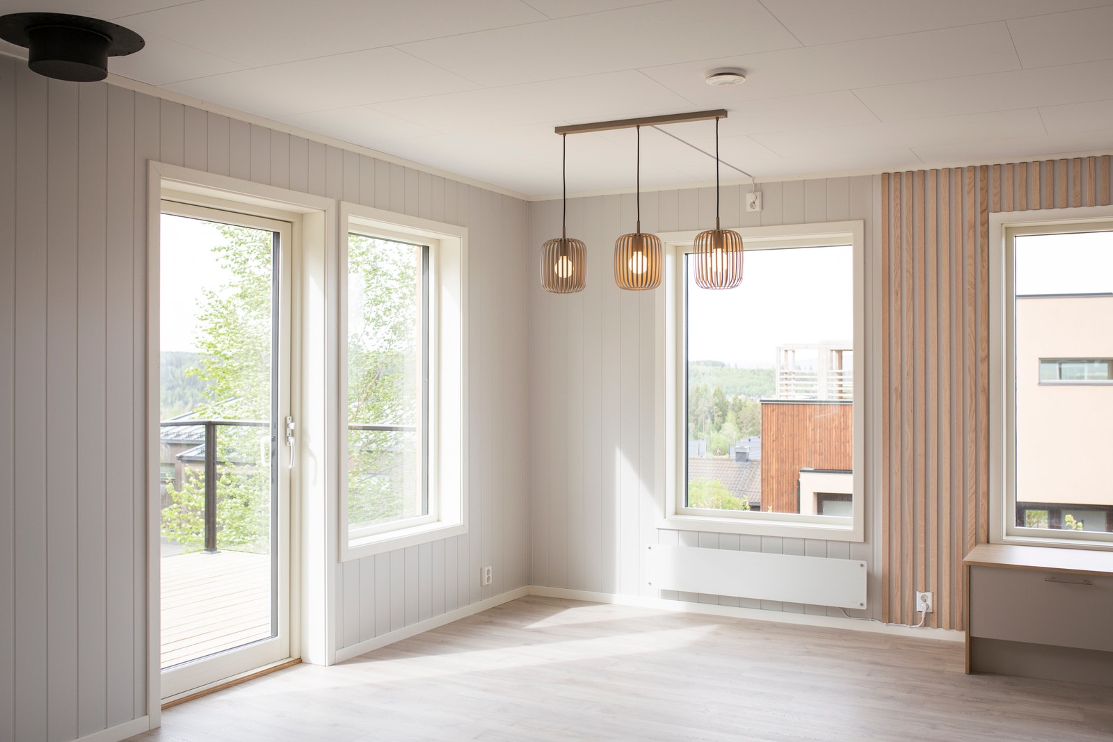 Lys og trivelig stue med komfortabel sofa, smart-TV og store vinduer som gir godt lysinnslipp. Galleribilde