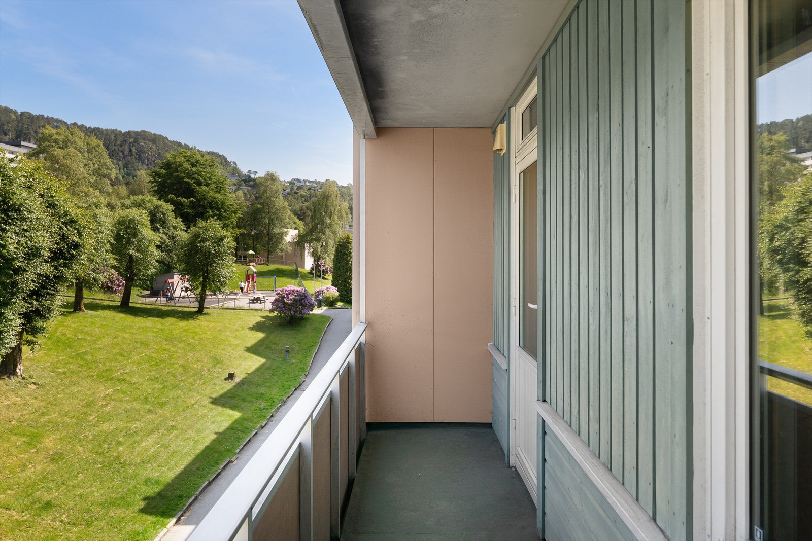 - Utgang fra hovedsoverom til østvendt balkong på ca. 6 m2 - Galleribilde