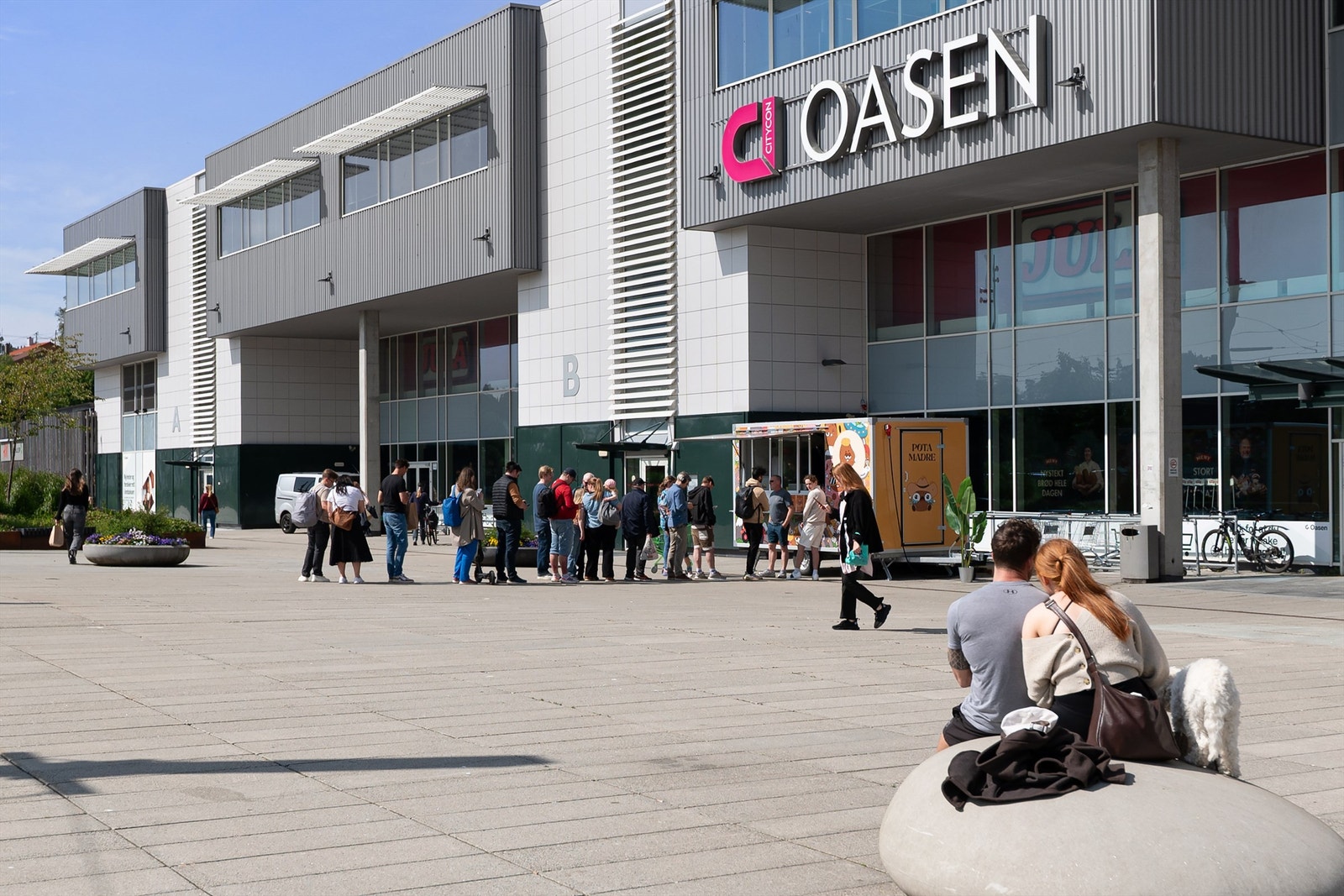 -Her finner du blant annet flere dagligvarebutikker, bank, shoppingmuligheter, spisesteder og treningssenter - Galleribilde