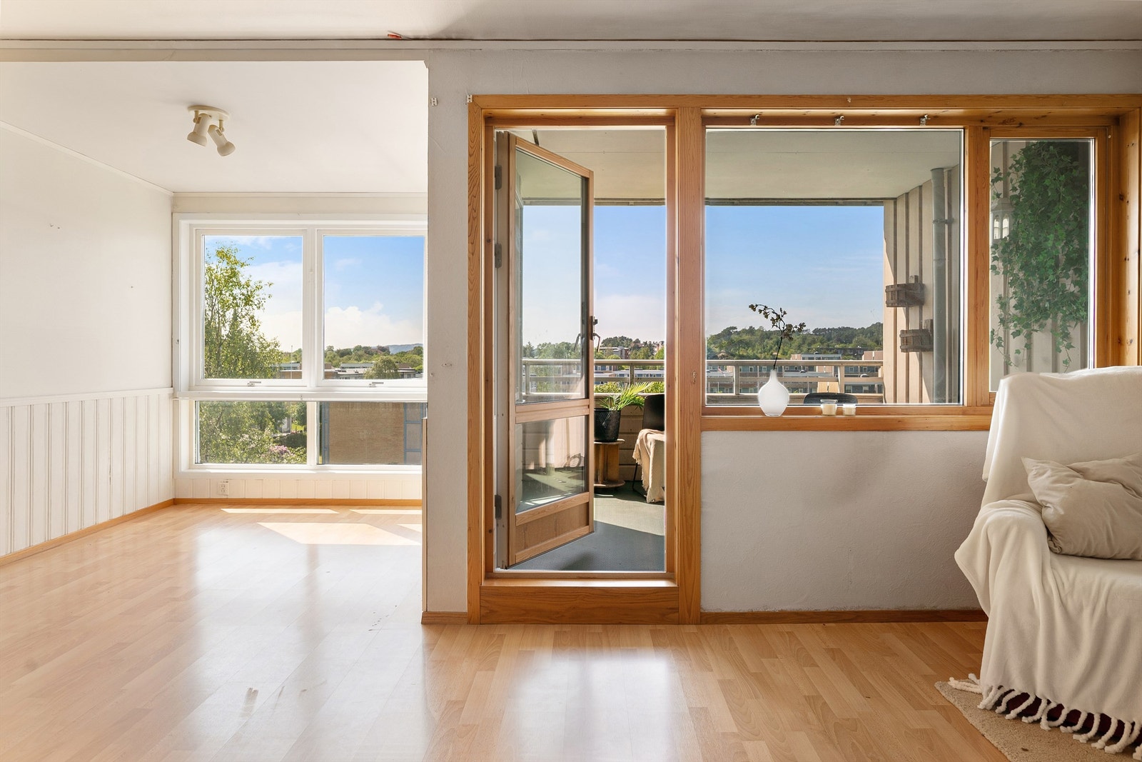 - Stue/spisestue, utgang til vestvendt balkong på ca. 8 kvm - Galleribilde