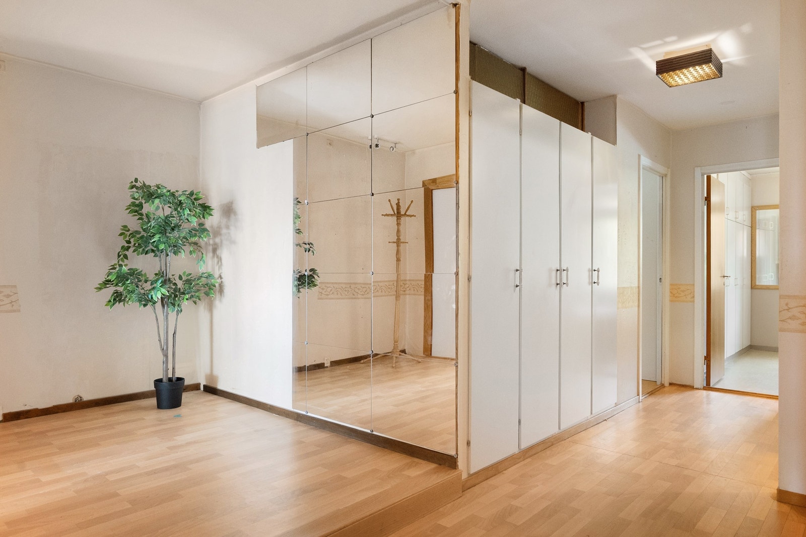 - Romslig gang med mye oppbevaringsplass - Galleribilde