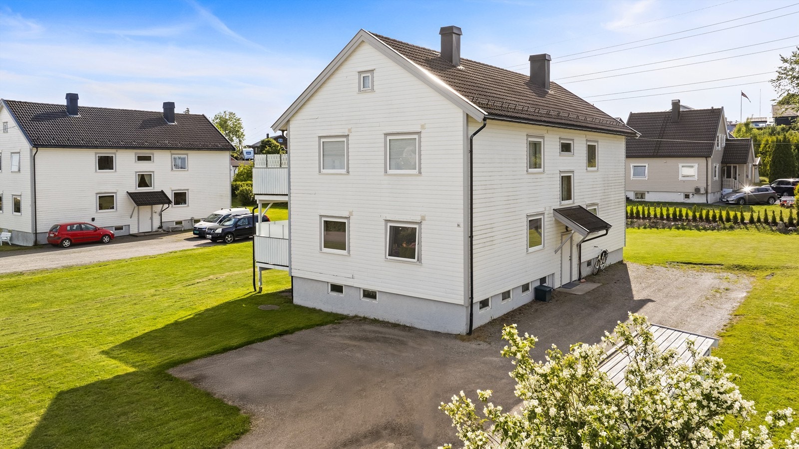 Gruset gårdsplass og gresslagt hage Galleribilde