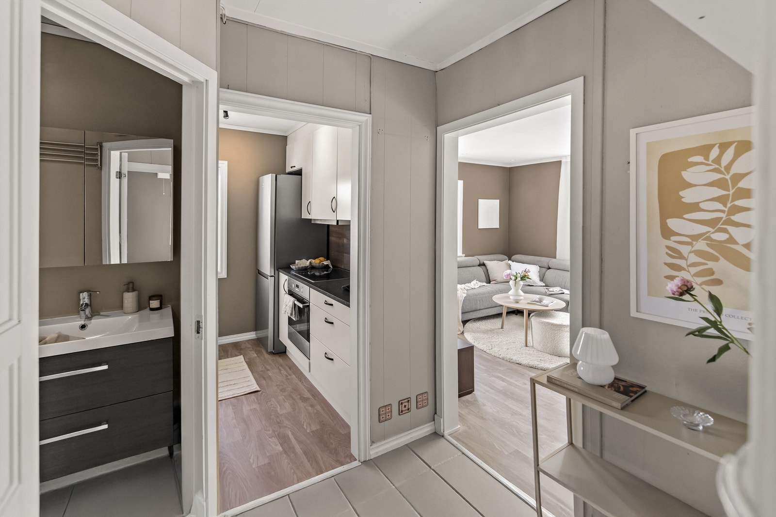 Velkommen inn, flislagt gang Galleribilde