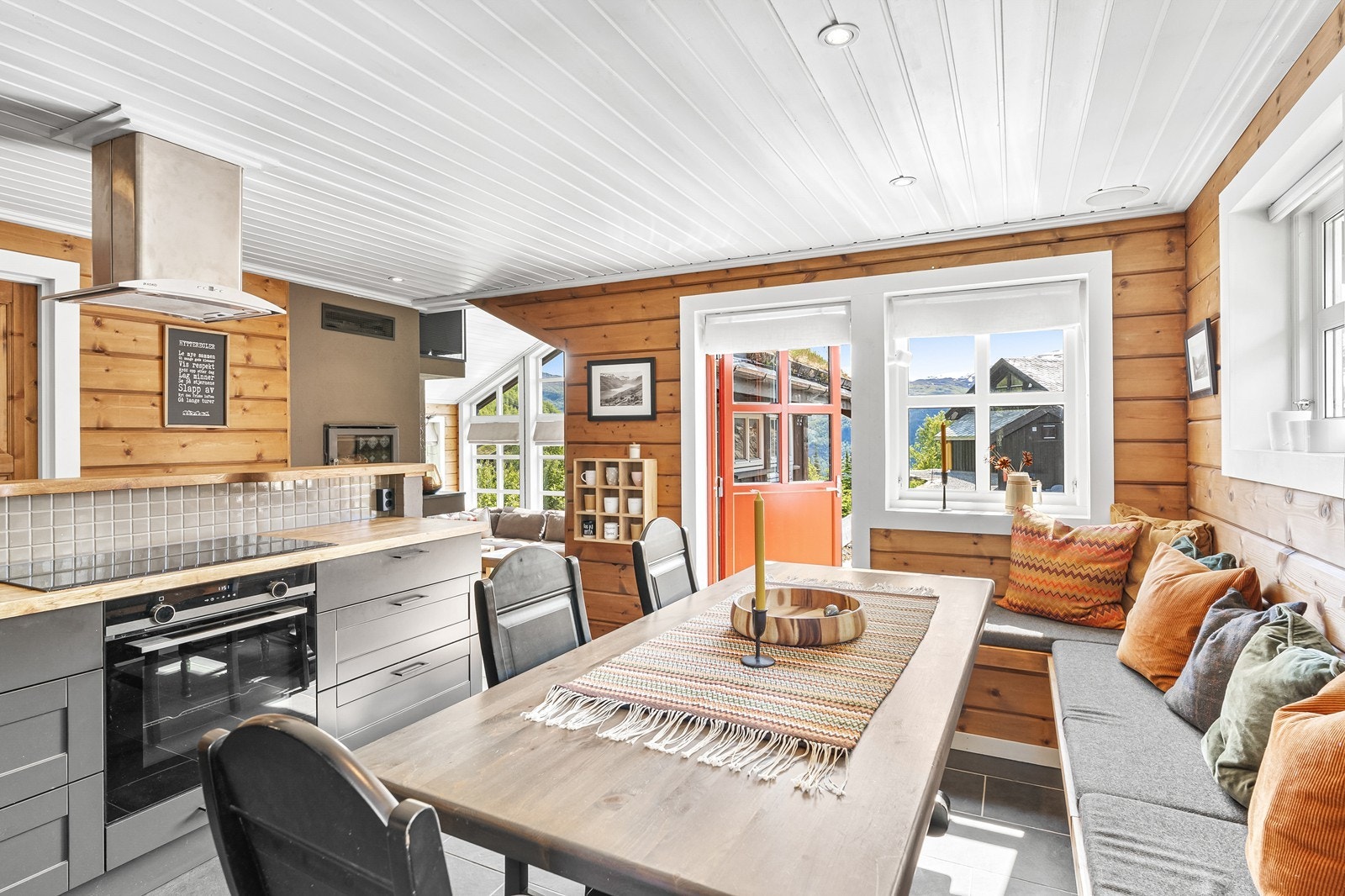 Fra spiseområde på kjøkken er det utgang til sørvendt og vestvendt terrasse Galleribilde
