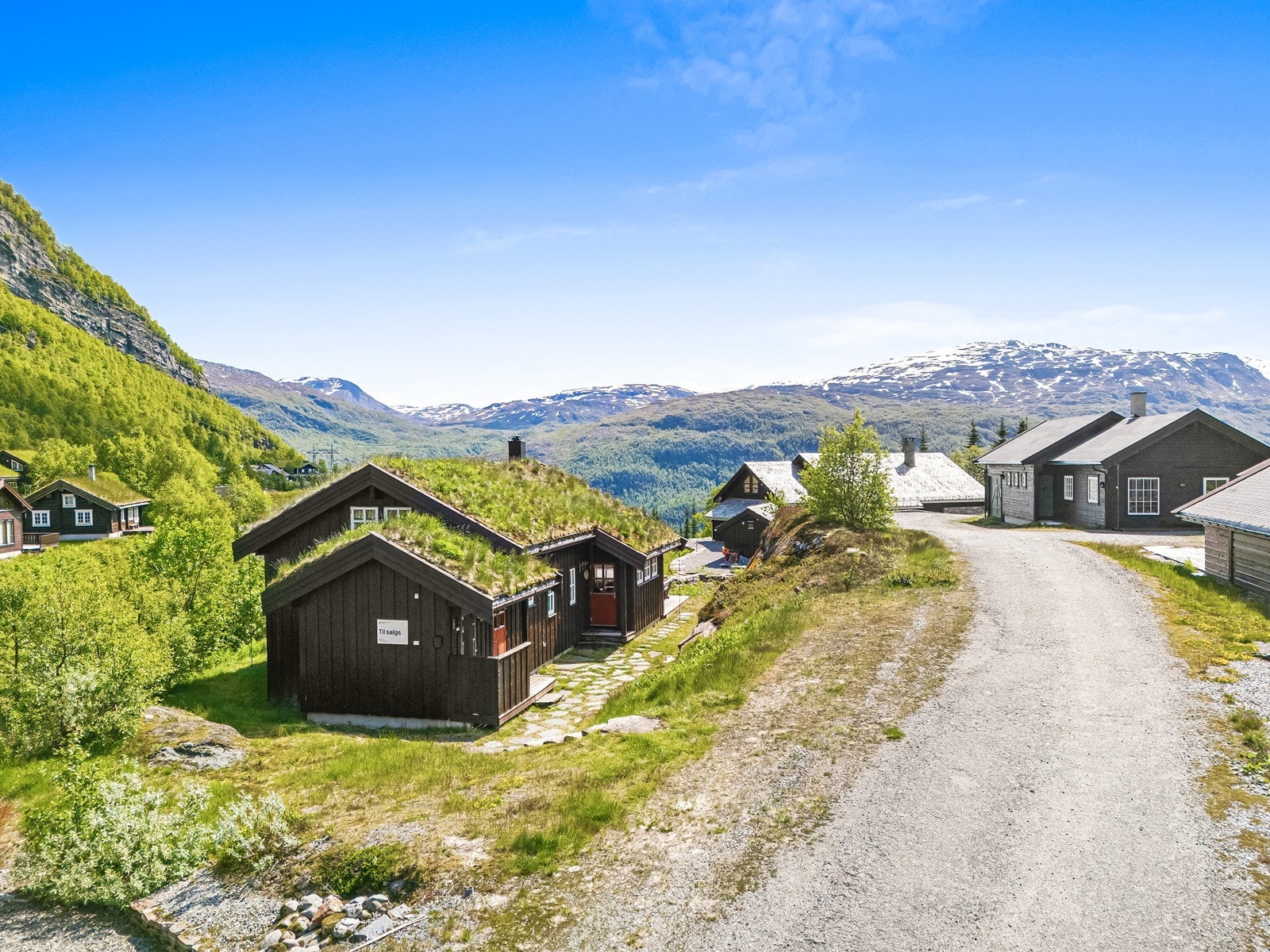 Addkomst til eiendommen med parkering Galleribilde