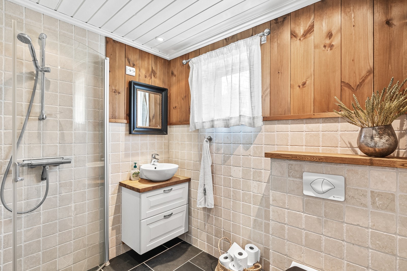 Baderom 2 med (dusj/vaskeseksjon/veggh.wc) Galleribilde