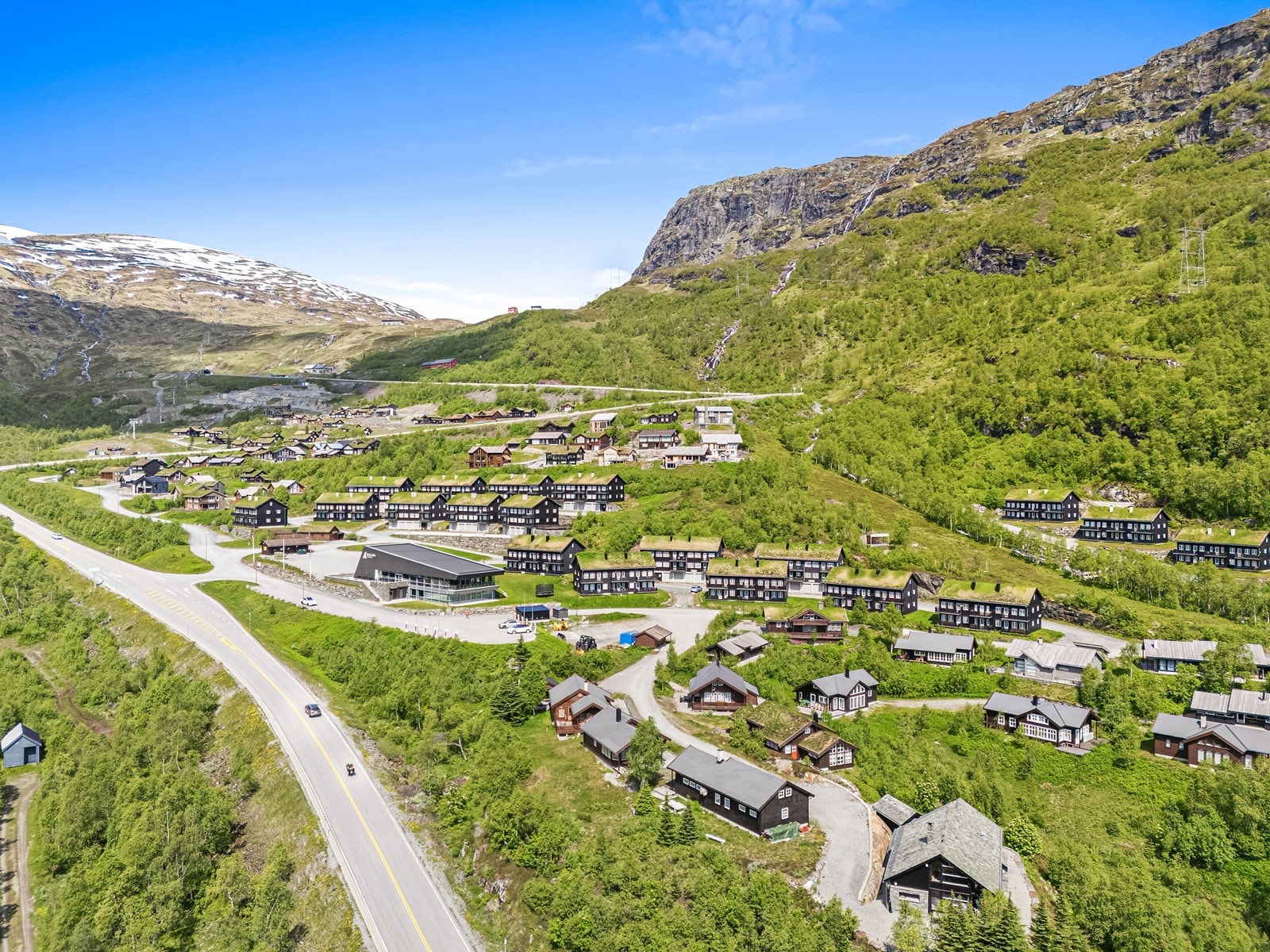 Hytten ligger godt tilbaketrukket og i le for E-134 Galleribilde