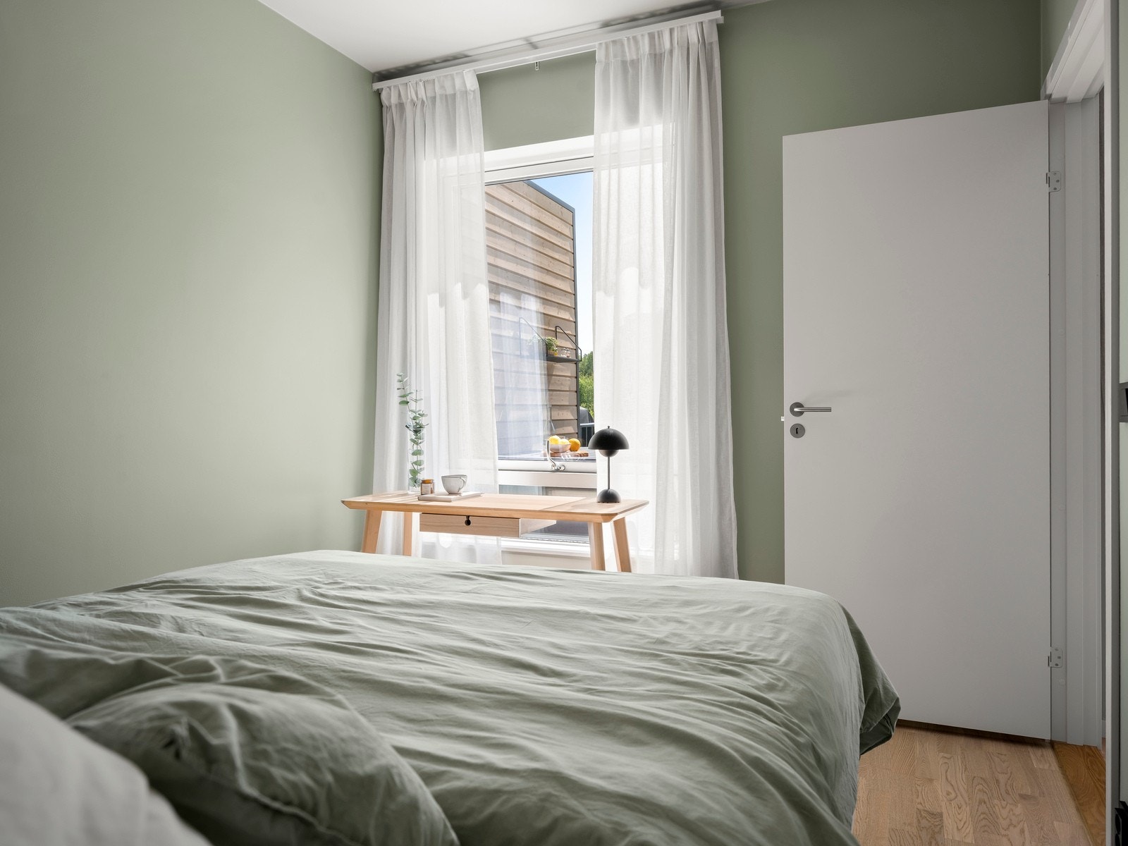 Vannbåren gulvvarme gir en behagelig temperatur året rundt, mens det store vinduet slipper inn rikelig med naturlig lys og skaper en lys, luftig og innbydende atmosfære. Galleribilde