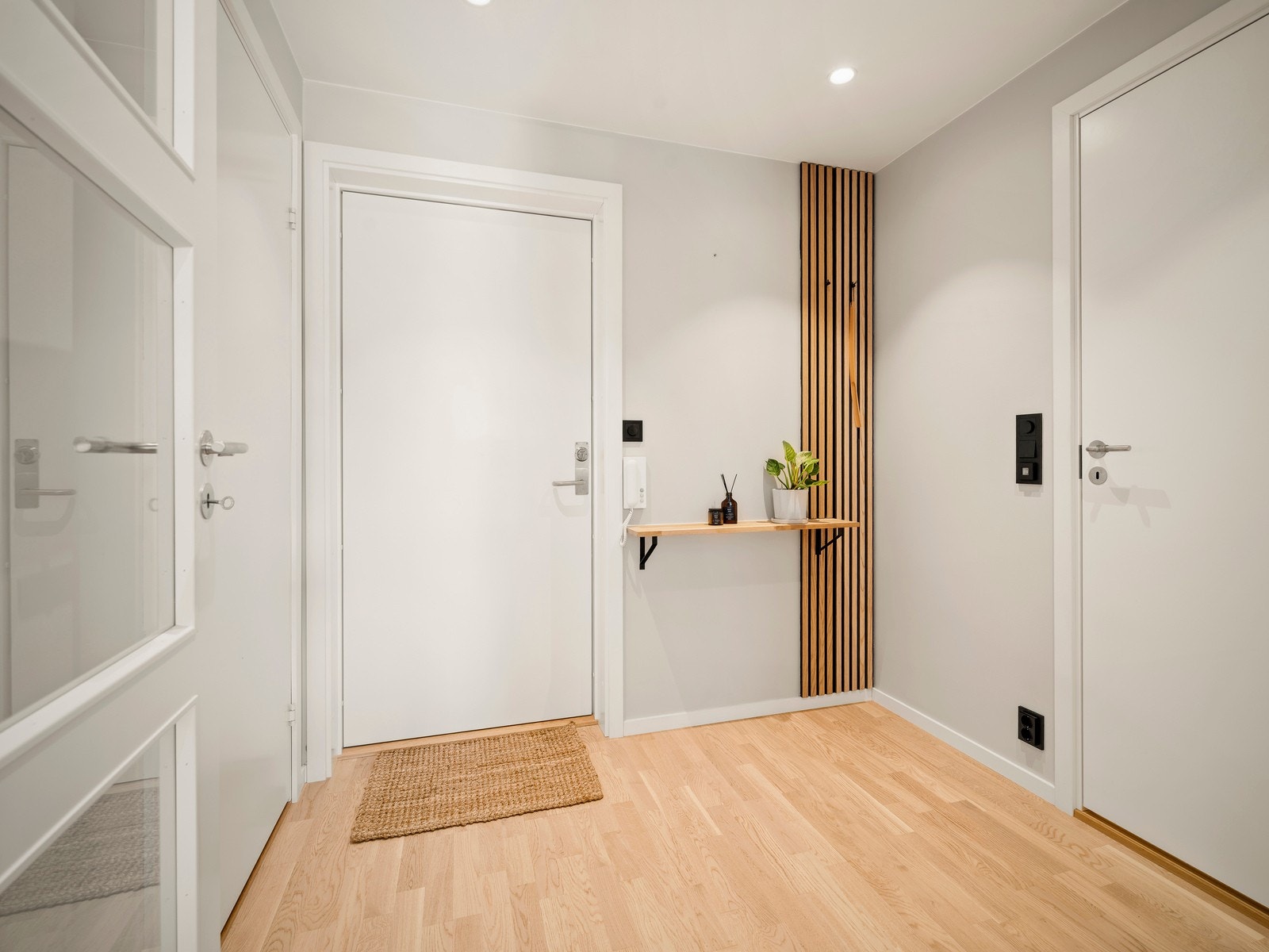 Innbydende entré, med god plass til å henge fra seg yttertøyet. Galleribilde