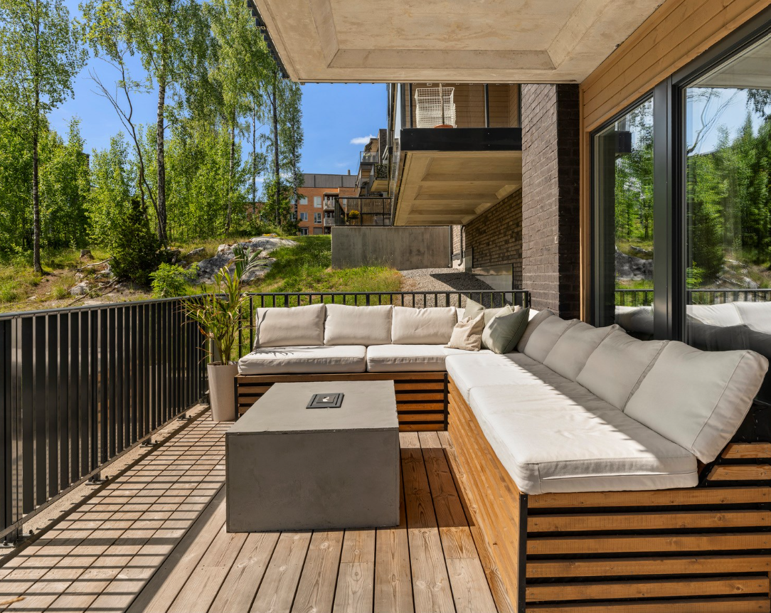 Denne flotte uteplassen er en naturlig forlengelse av stuen og byr på god plass til både loungegruppe, solsenger og grill Galleribilde