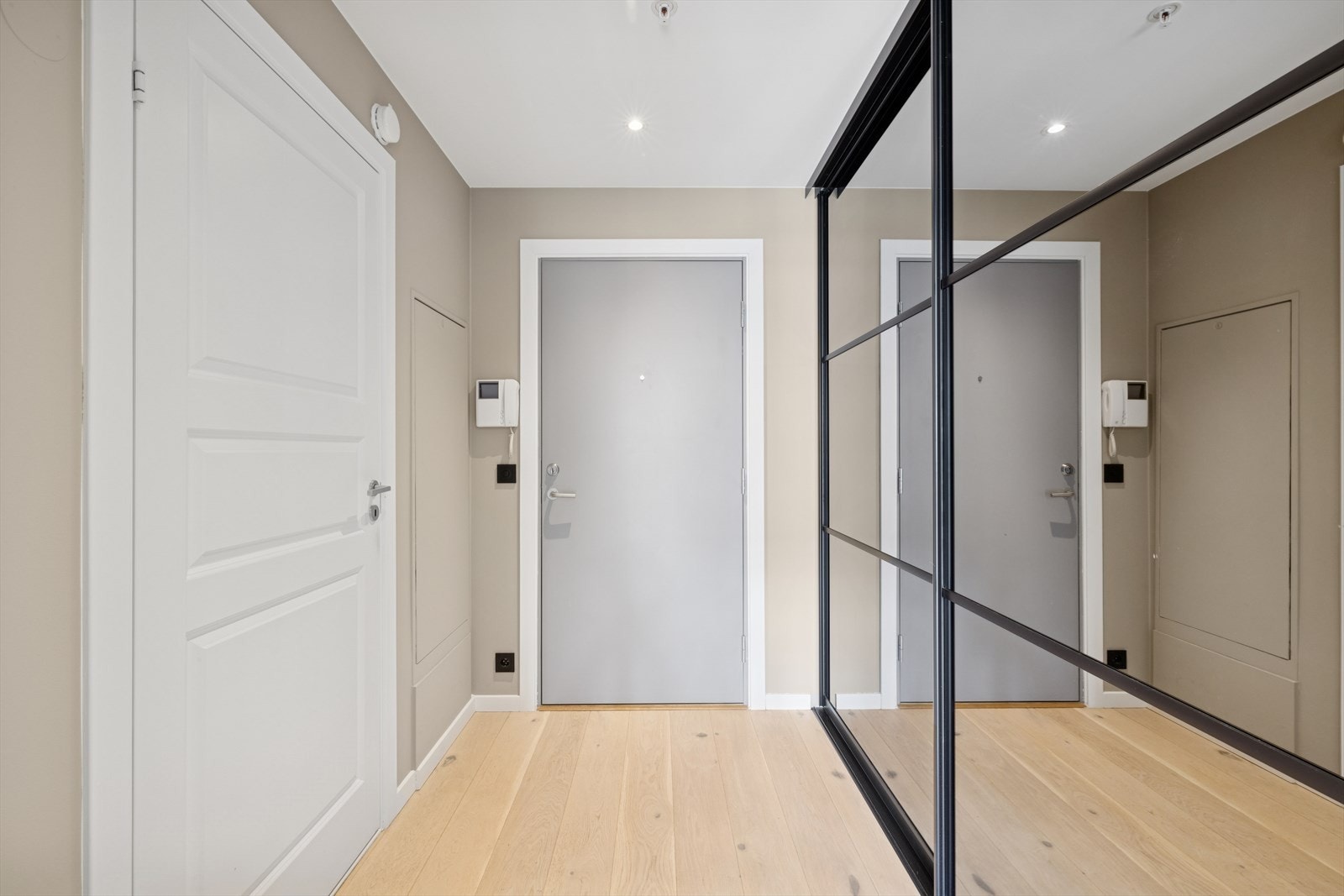 Gangen har gode oppbevaringsmuligheter med stor skyvedørsgarderobe. Galleribilde