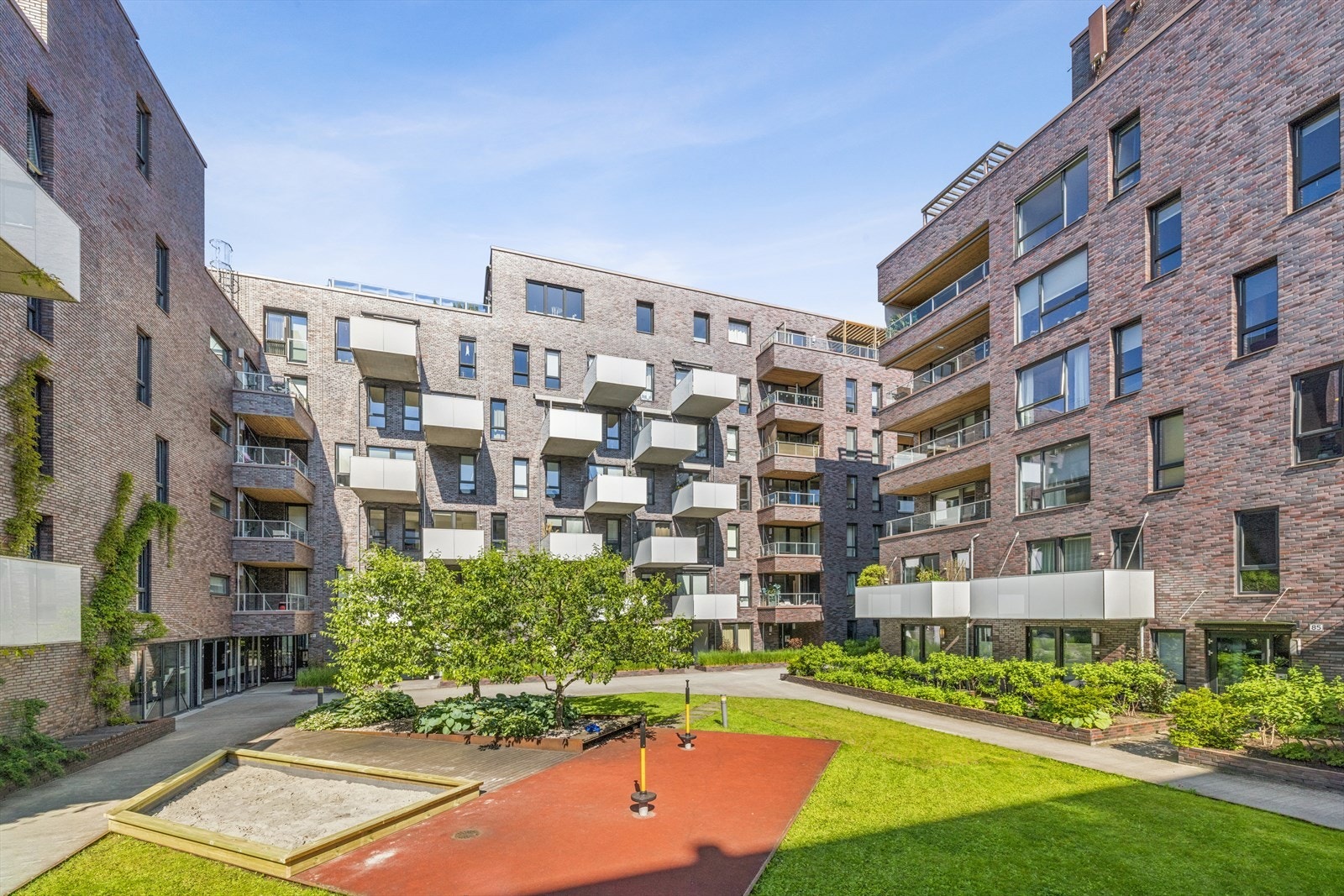 Fra selger: Fantastisk naboskap i sameiet hvor folk er hyggelig og stiller opp - det kan ikke skrytes nok av! Galleribilde