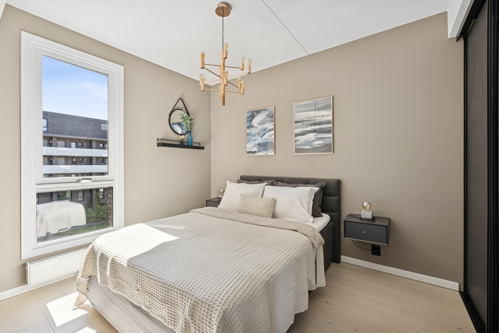 Leiligheten har to soverom - begge mot rolig innergård. Rommene er praktisk plassert i hver sin ende av leiligheten. Galleribilde