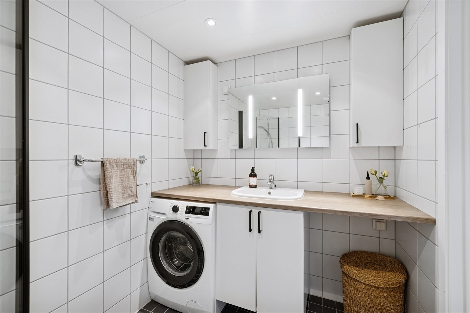 Innredningen består av servantskap med skuffeseksjon, nedfelt servant, speilskap, vegghengt toalett og dusjhjørne med glassdører. Det er mye skap- og benkeplass for oppbevaring. Galleribilde