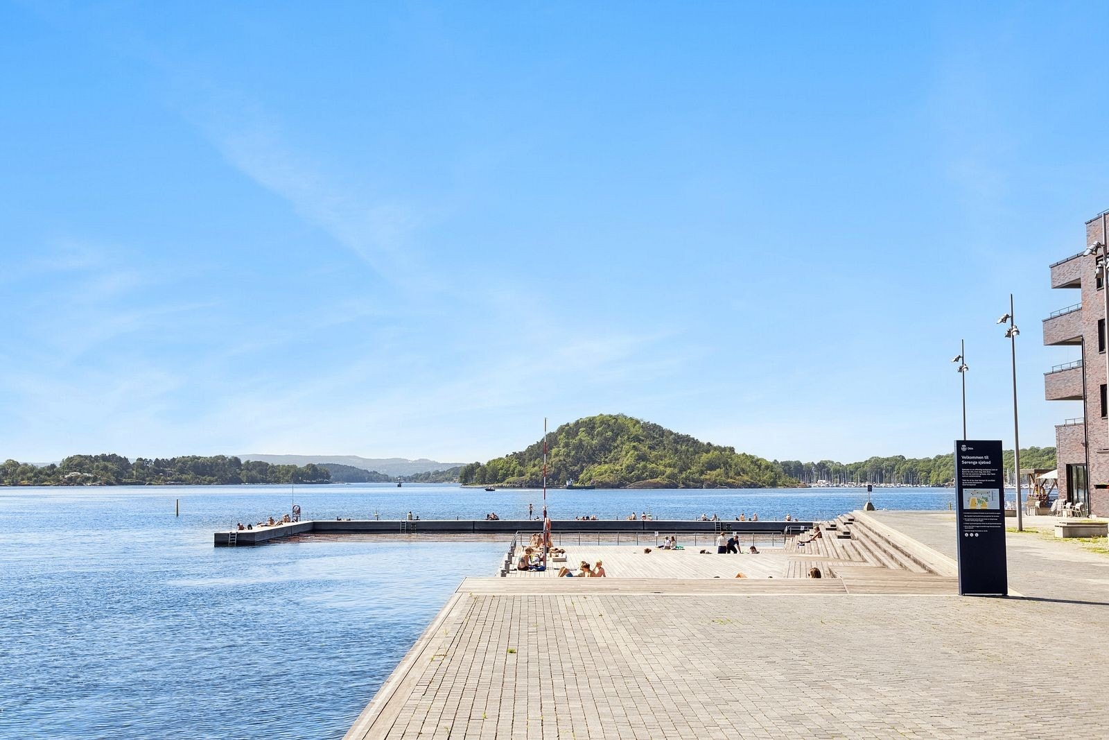 Det er umiddelbar tilgang til det flotte sjøbadet som ligger ytterst på Sørengkaia. Galleribilde
