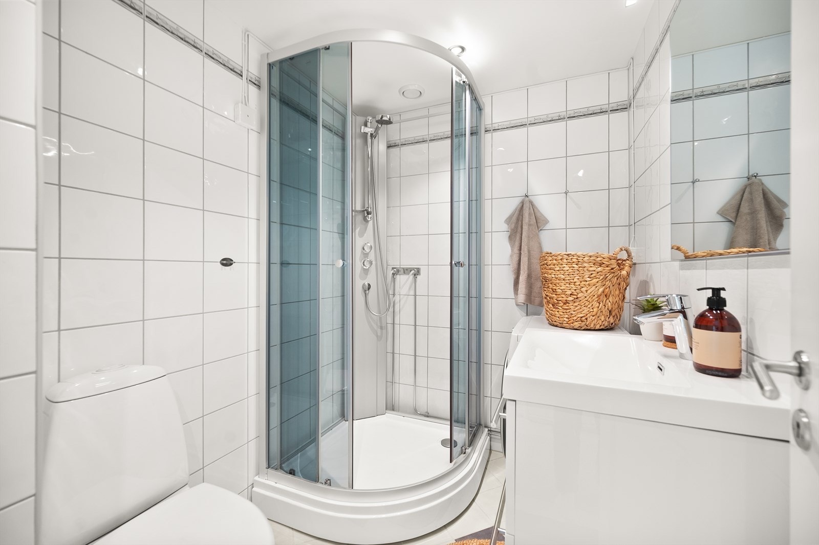 - Lyst, helfliset bad med gulvvarme - Galleribilde