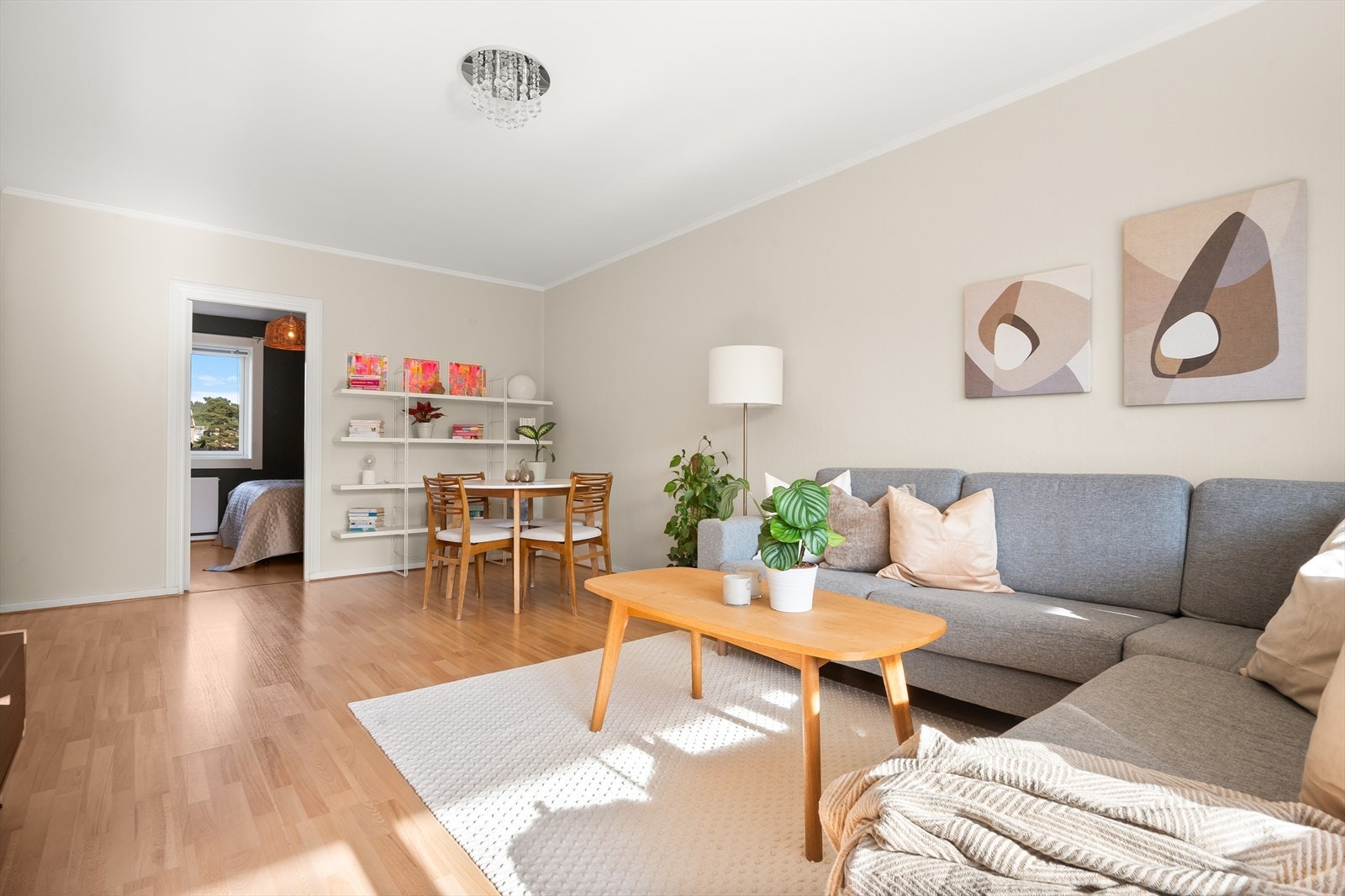 - Her har du rikelig med plass til både sofagruppe med tilhørende medialøsning og spisebord - Galleribilde