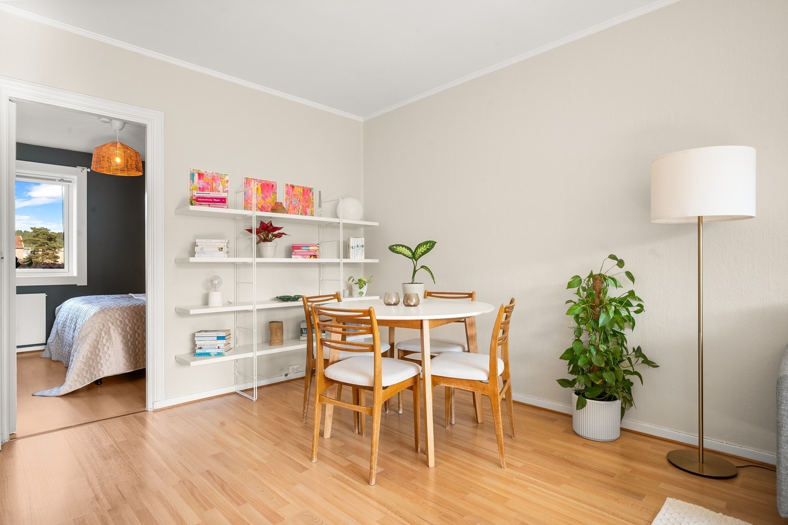 - En enkel stue å møblere. Romslig, delikat og med store veggflater - Galleribilde