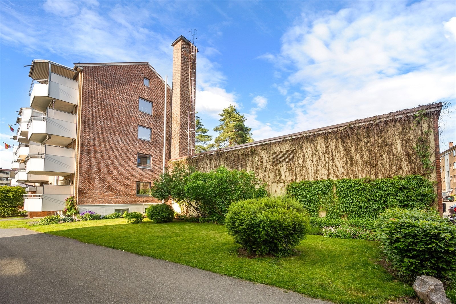 - Leiligheten har en av de beste beliggenhetene i borettslaget med flotte grøntområder rett utenfor - Galleribilde