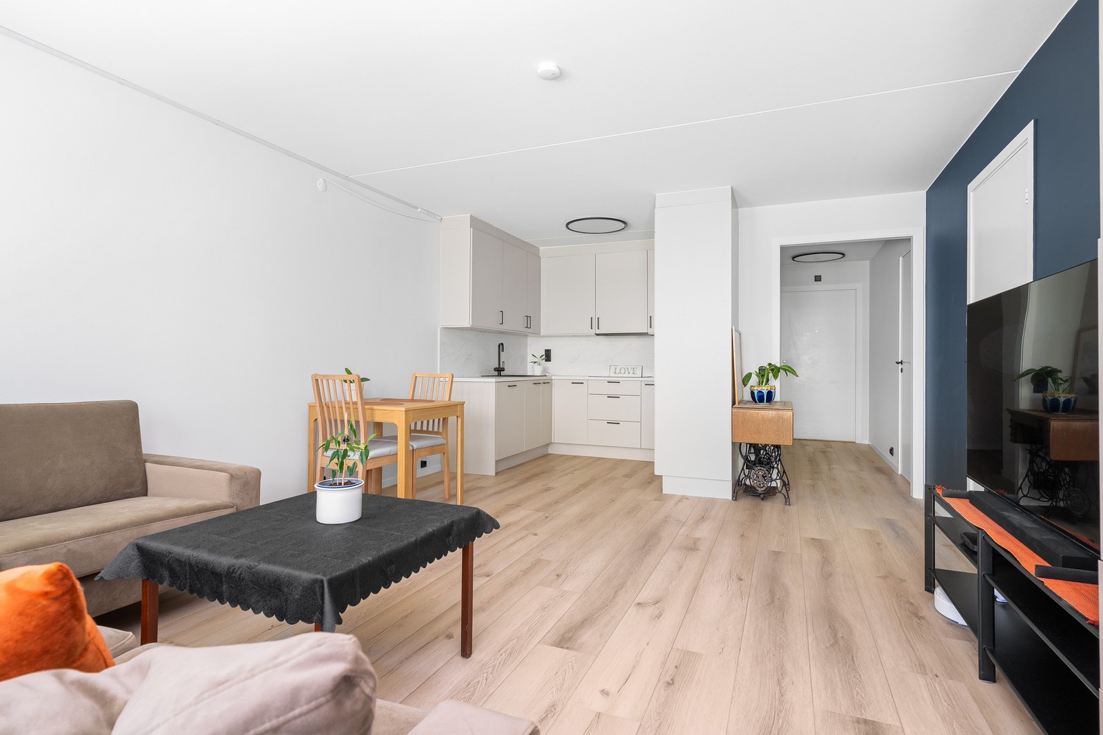 Stue og kjøkken med åpen løsning. Leiligheten er pusset opp de siste årene. Her kan du flytte rett inn. Galleribilde