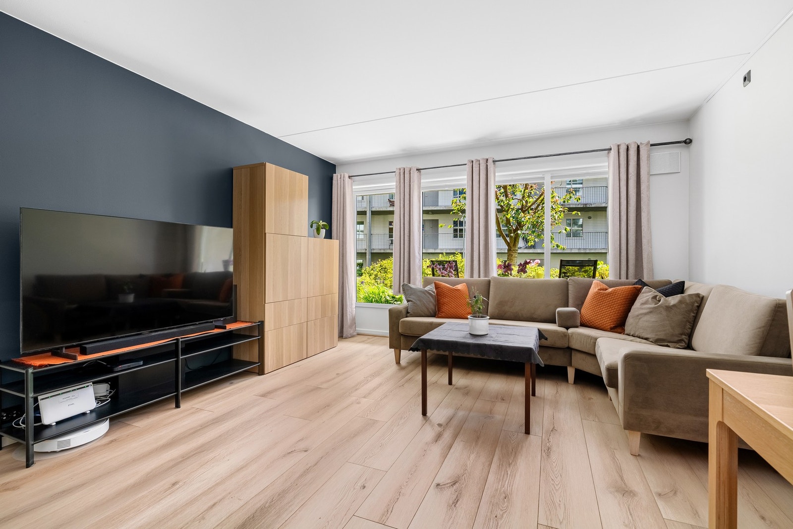 Store vinduer slipper inn rikelig med dagslys. Dette gir en god atmosfære i leiligheten. Galleribilde