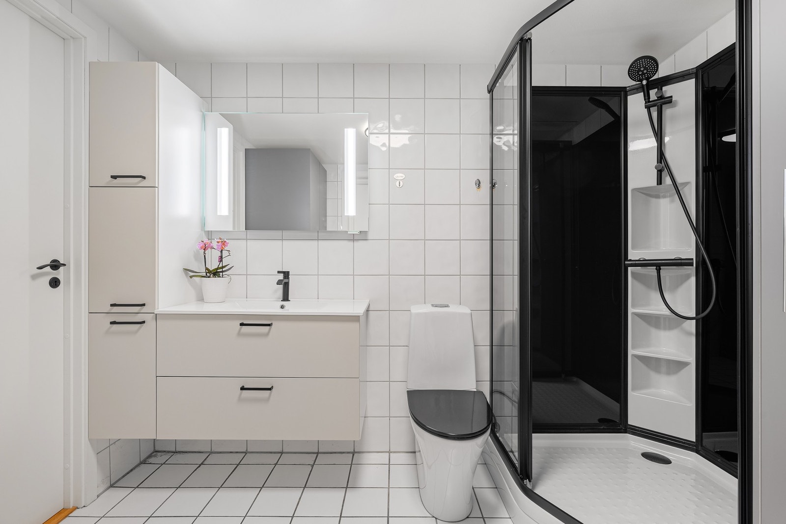 Flislagt bad med fin innredning. Galleribilde