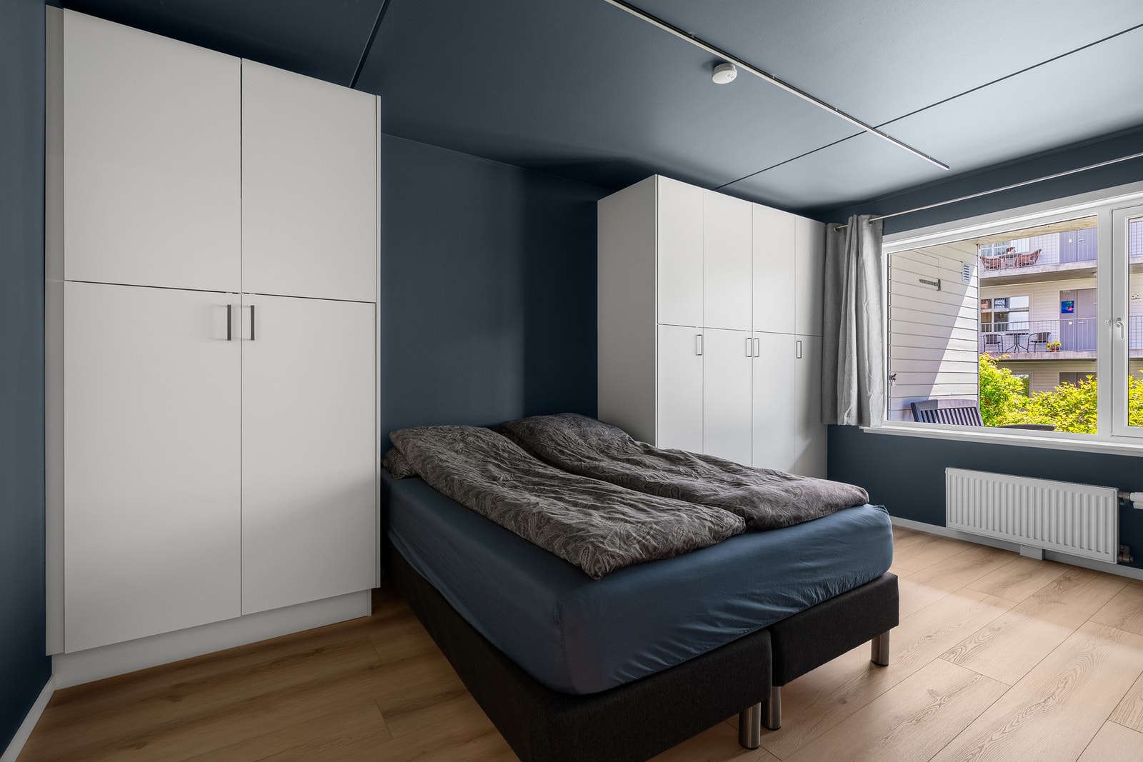 Videre kommer vi til soverommet. Dette er av meget god størrelse og har rikelig med garderobeplass. Galleribilde