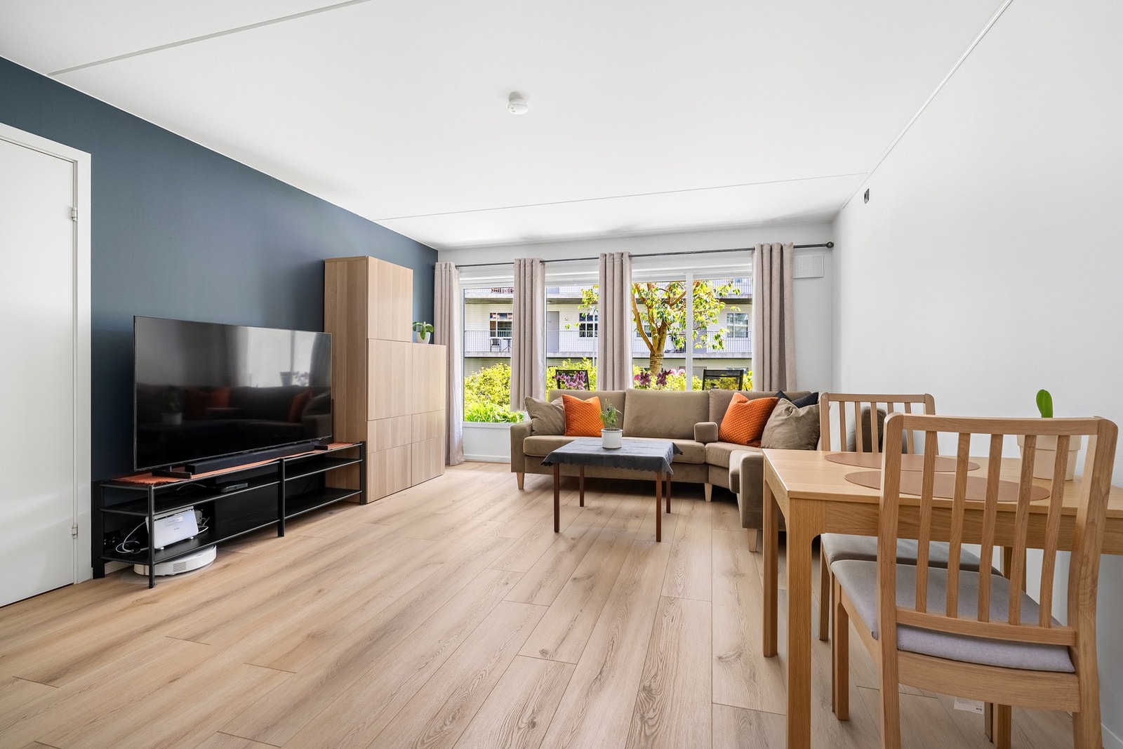 Plass til spisebord og sofakrok. Galleribilde