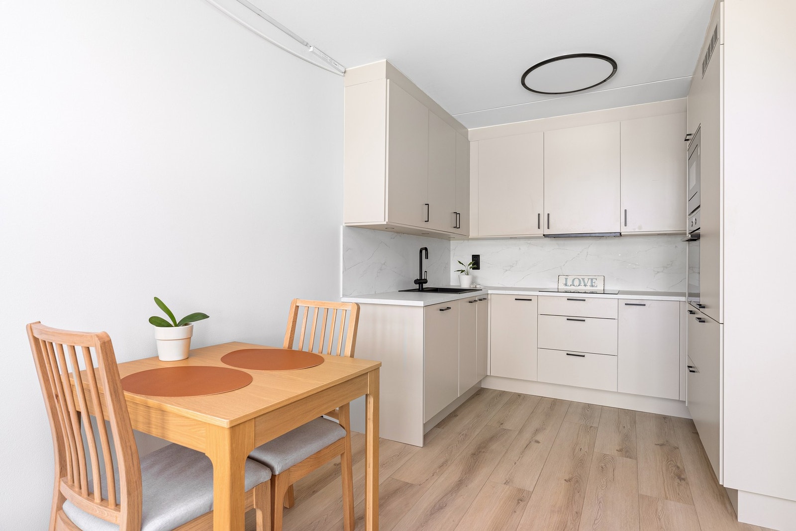 Kjøkkenet er fra 2023 og er fra kvalitetsleverandøren Strai. Galleribilde