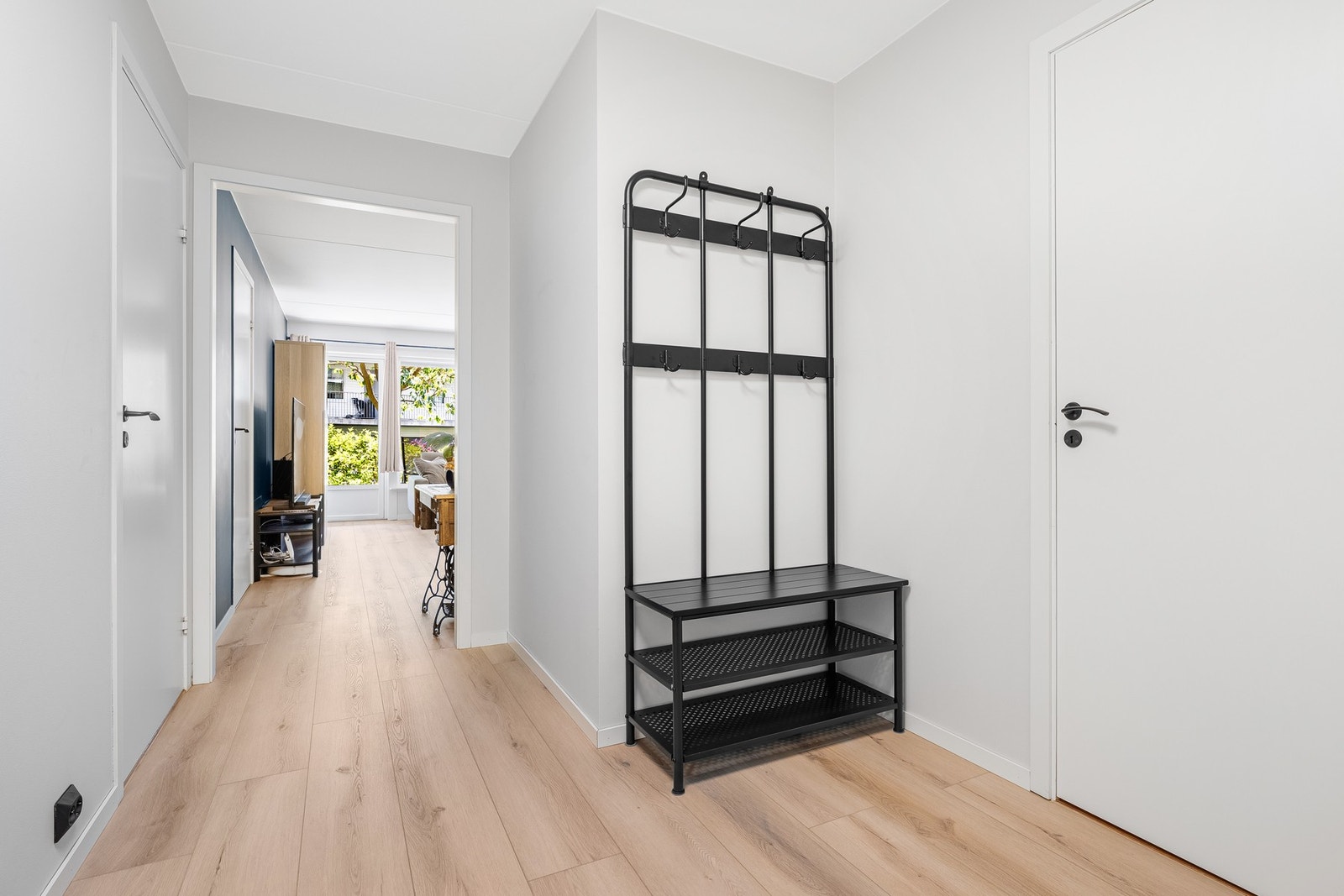 I gangen er det plass til å henge fra seg ytterklær og sko. Det er også adkomst til en praktisk bod i leiligheten. I tillegg er det en ekstra bod i fellesgangen like ved inngangsdøren til leiligheten. Galleribilde