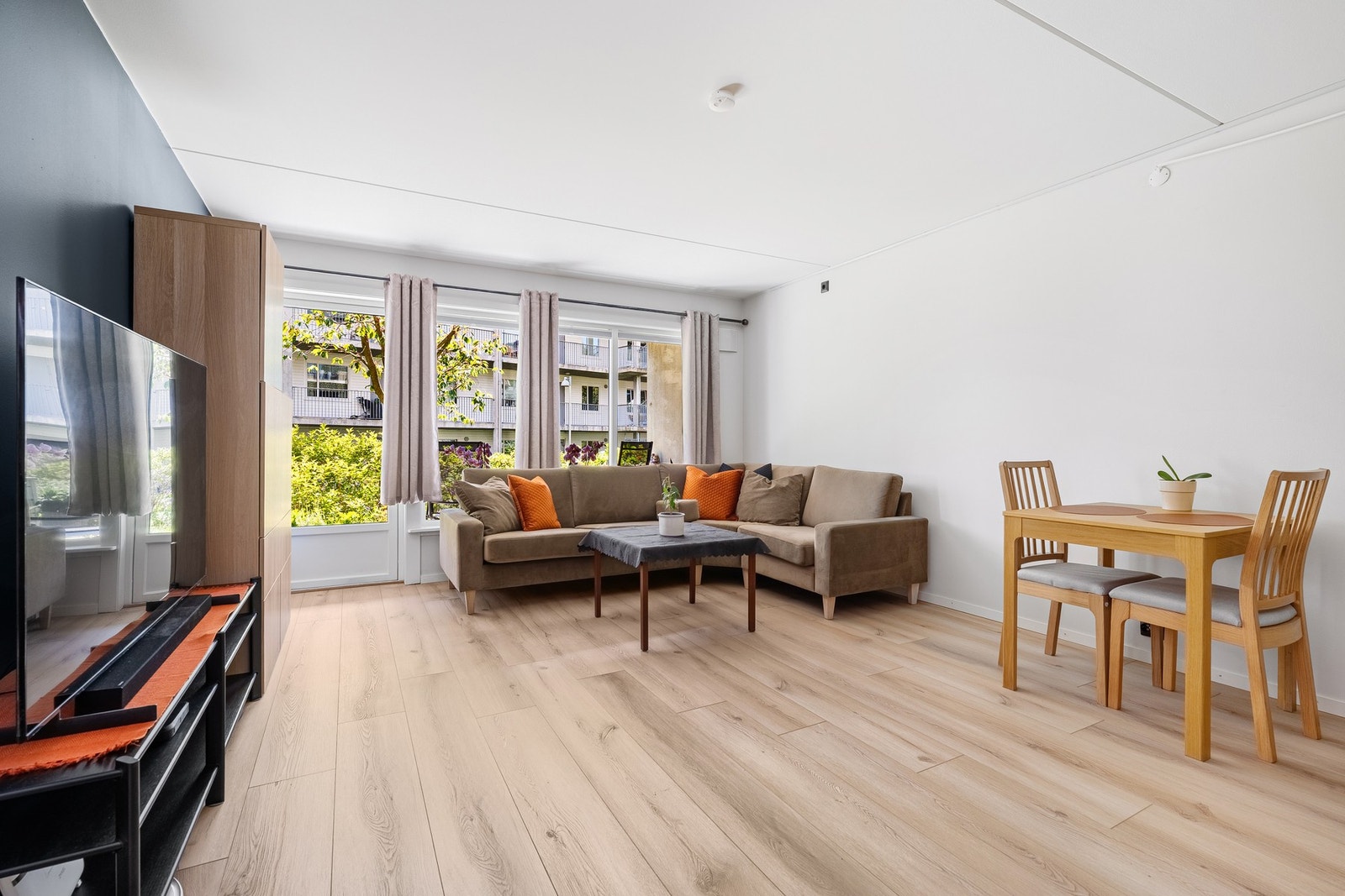 I taket er det innfelt ledlys. Fra stuen er det utgang til en deilig terrasse. Galleribilde