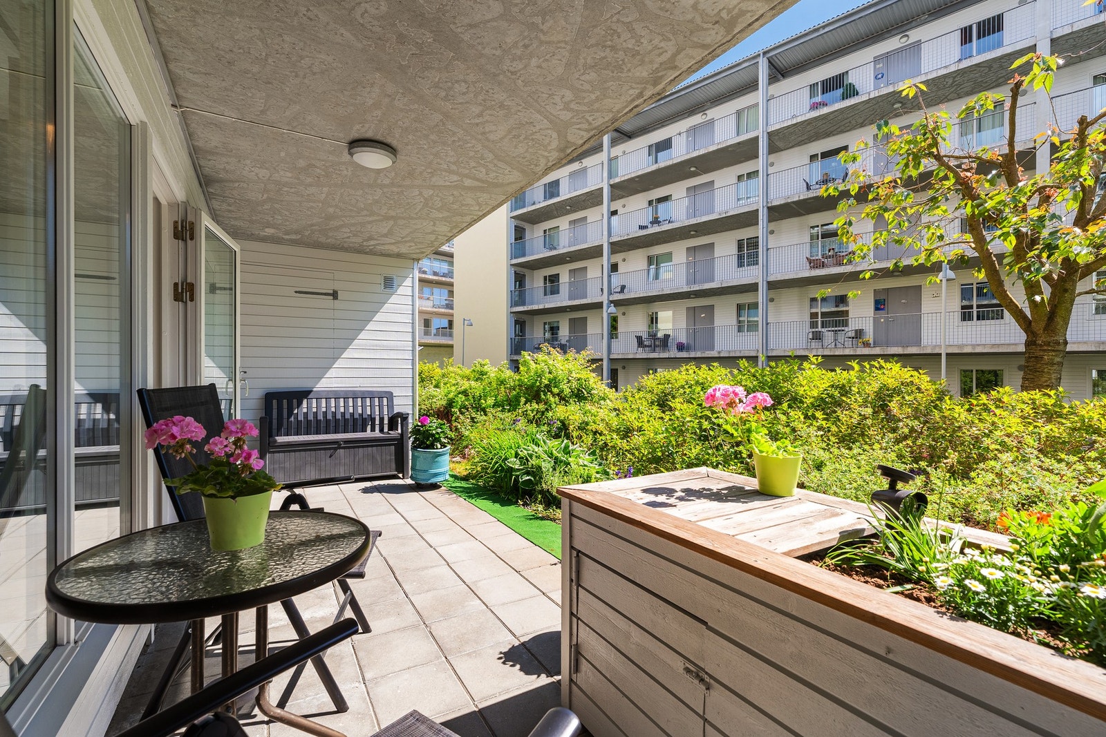 Her kan dagene nytes. Her er det pent opparbeidet. Plass til sittegruppe og grill. Galleribilde