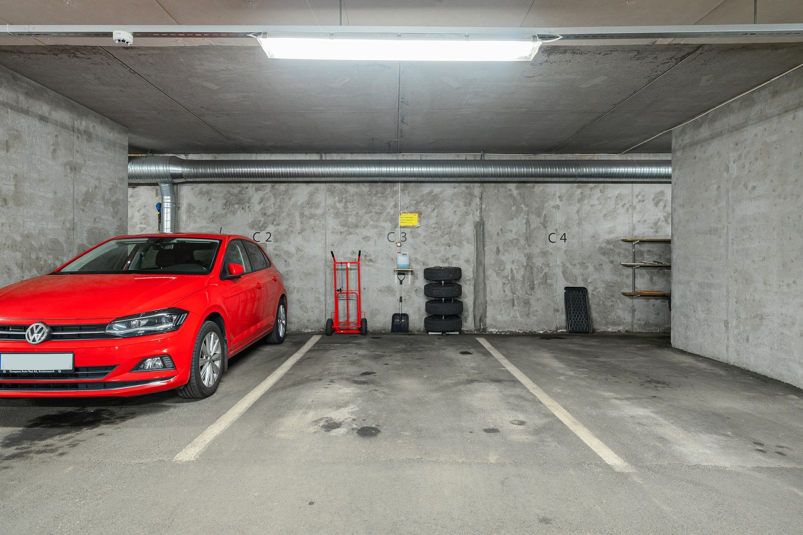 Fast parkeringsplass i lukket anlegg. Galleribilde