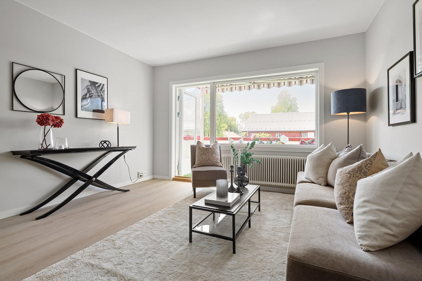 Boligen har vinduer og balkongdør fra 2015. Galleribilde