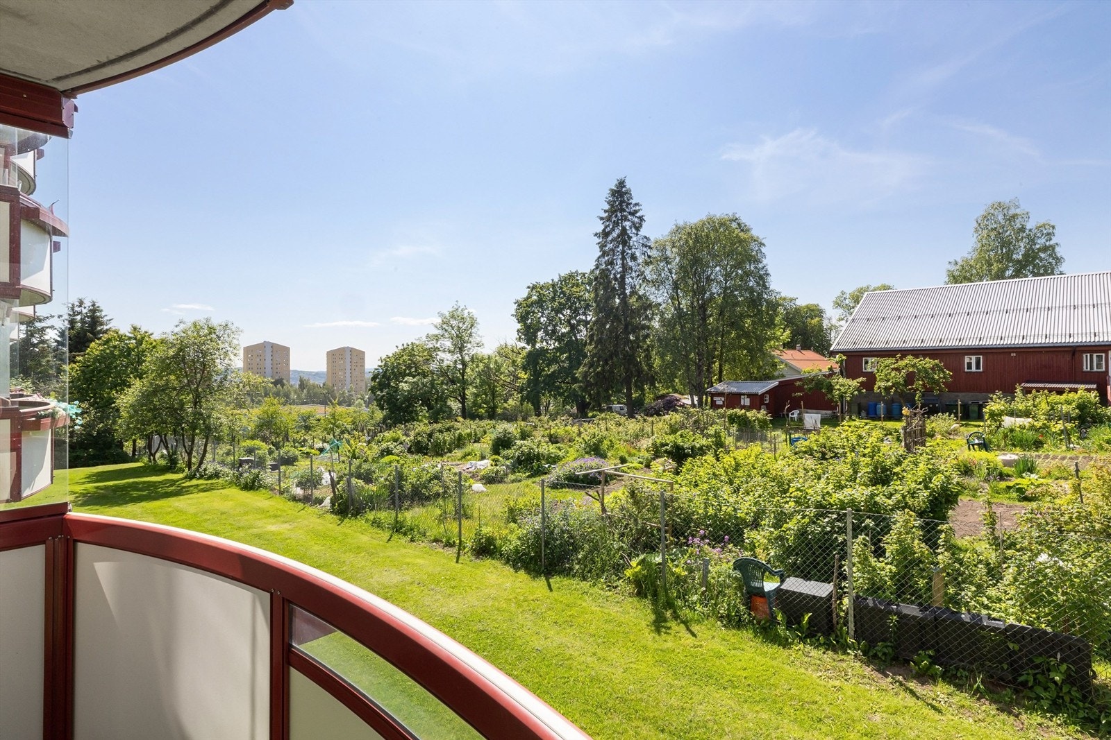 Idyllisk og skjermet beliggenhet med flott utsikt utover kolonihagen. Galleribilde