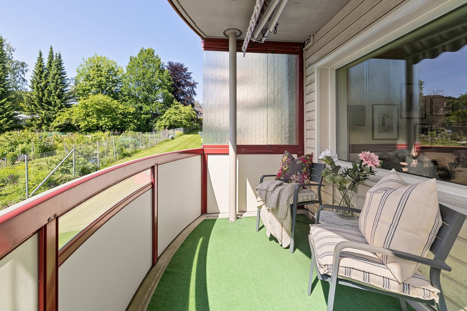 Balkongen er på 6 kvm og har sol på ettermiddag og kveld. Galleribilde
