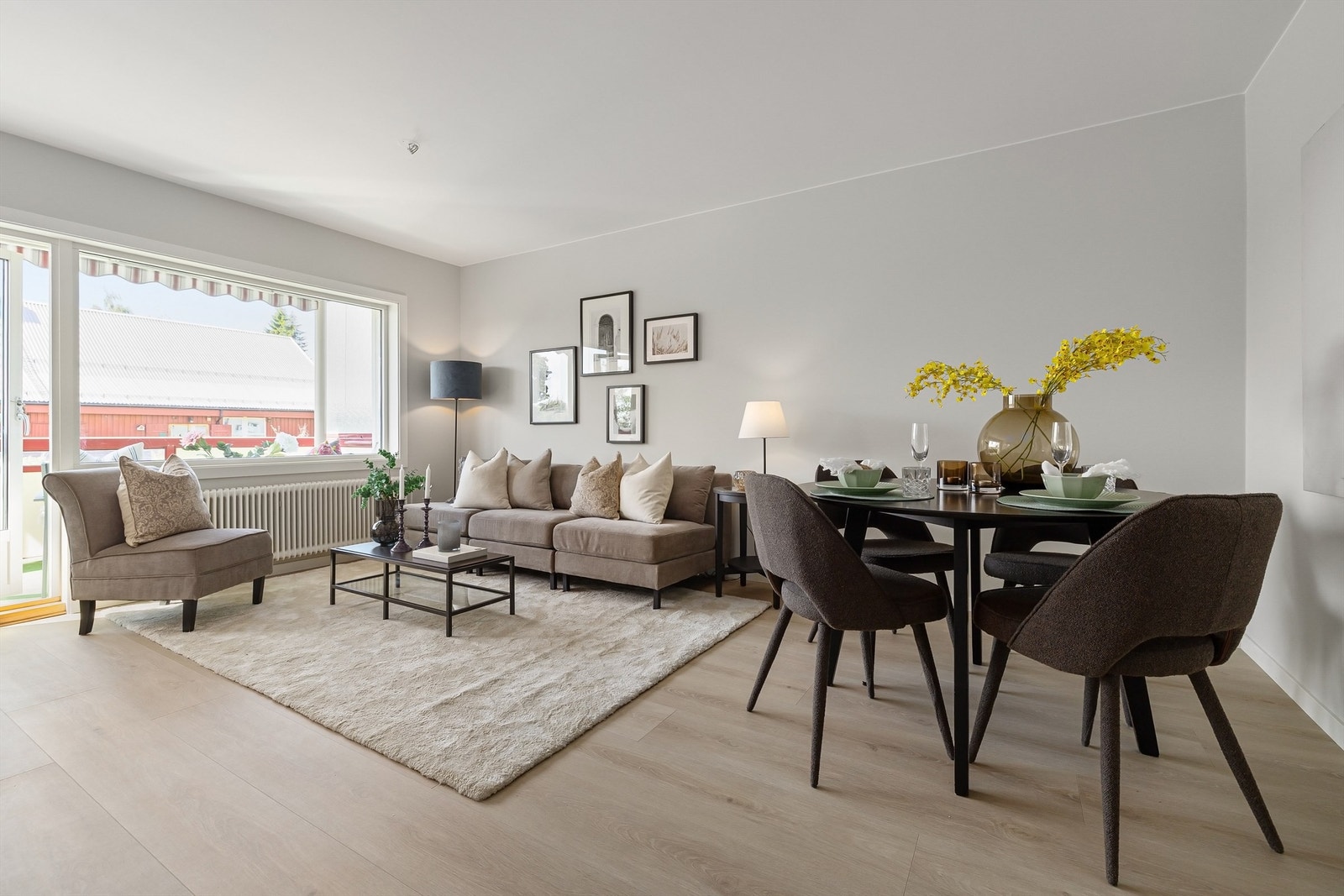 Lys og romslig stue med god plass til både sofagruppe og spisebord. Galleribilde