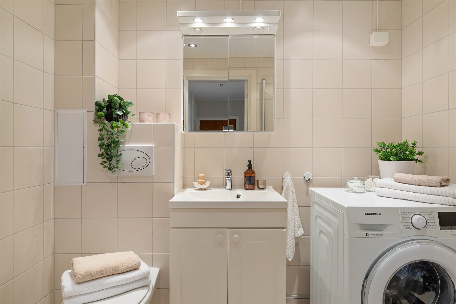 Badet har opplegg for vaskemaskin og tørketrommel. Galleribilde