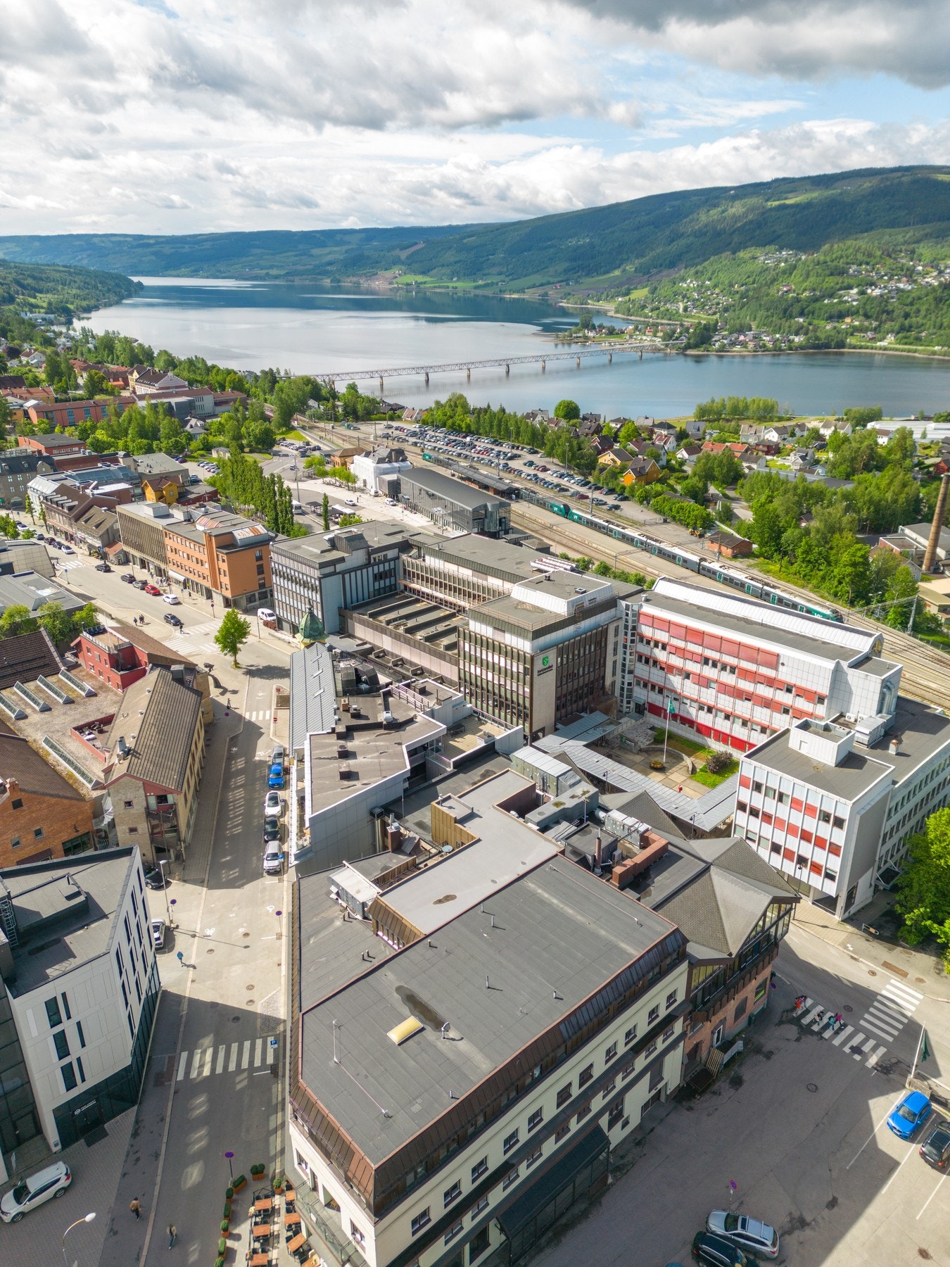 Kun kort gangavstand ned til buss- og jernbanestasjon med hyppige avganger både nord og sør. Galleribilde