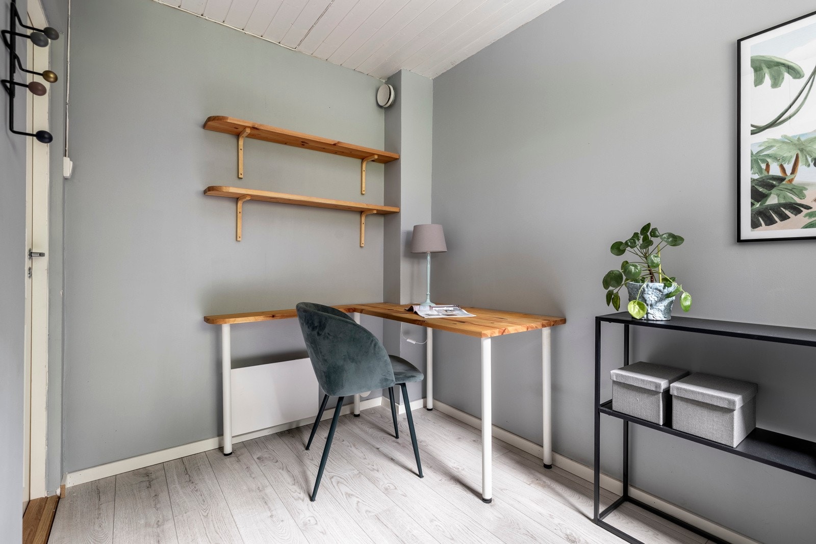Kontor i første etasje som byr på ekstra fleksibilitet. Samtlige rom har laminatgulv i enstavs design, glatte, malte veggflater og himling i hvitmalt panel. Galleribilde
