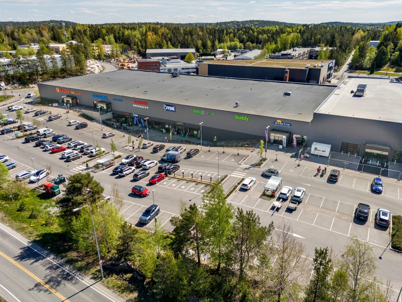 Sofiemyr handelspark med Coop Extra, Kiwi, Biltema, Plantasjen, Jysk, Buddy, Maritim og Maxbo. Det er planlagt åpning av Thansen høsten 2025. Galleribilde