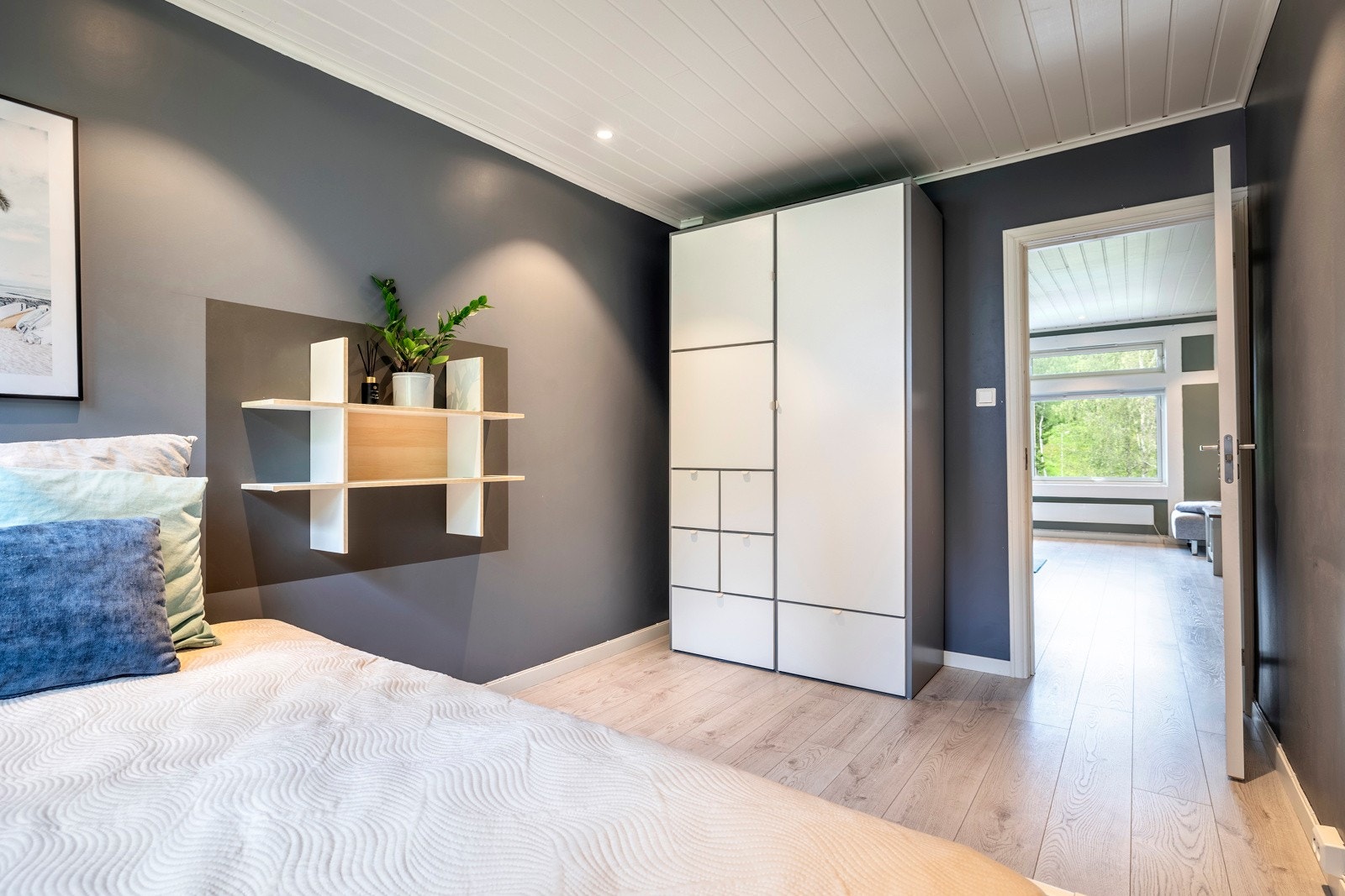 Rekkehuset har fire usjenerte og gode soverom, to på loftet og to i andre etasje. Galleribilde